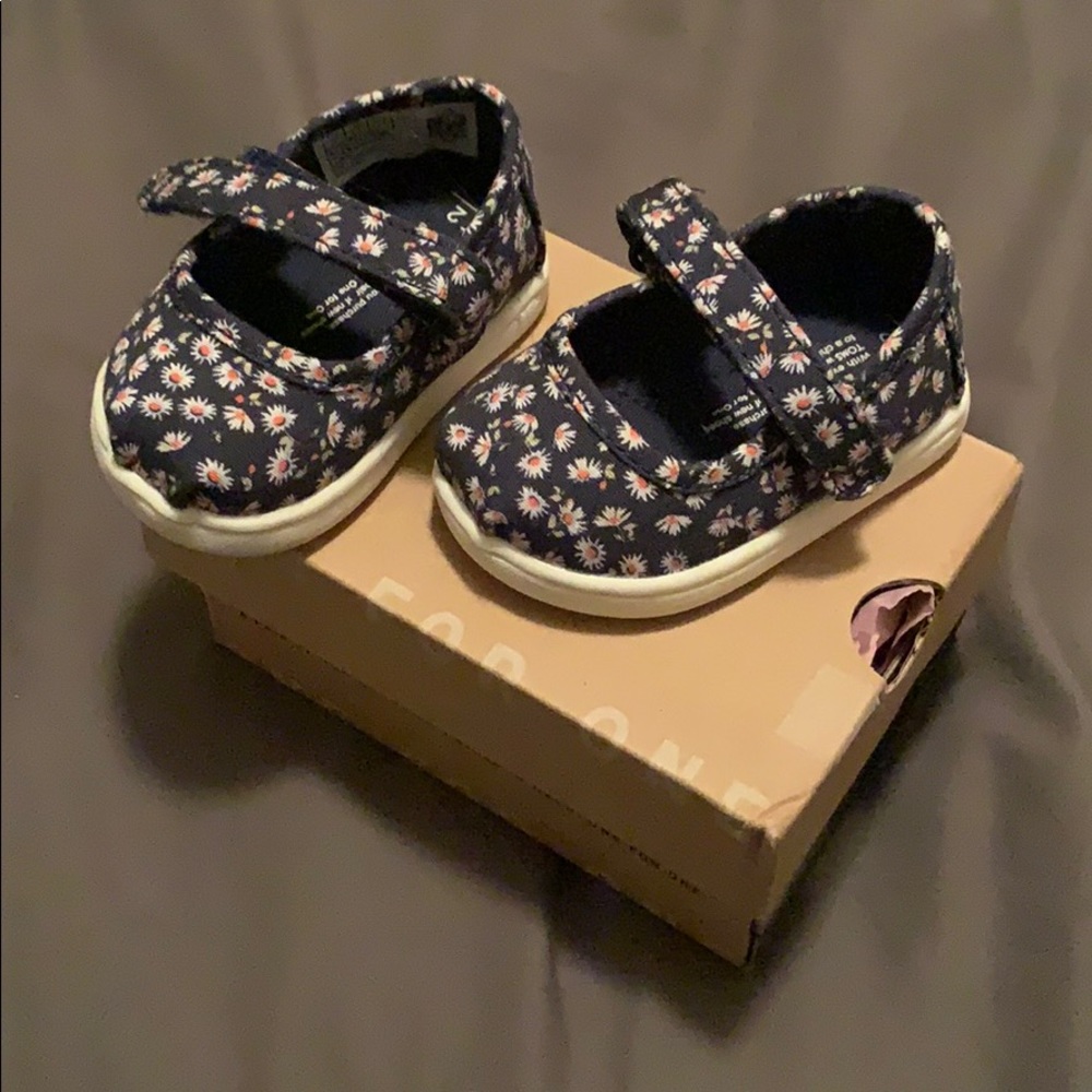 COPY - NWB Tom’s daisy shoes